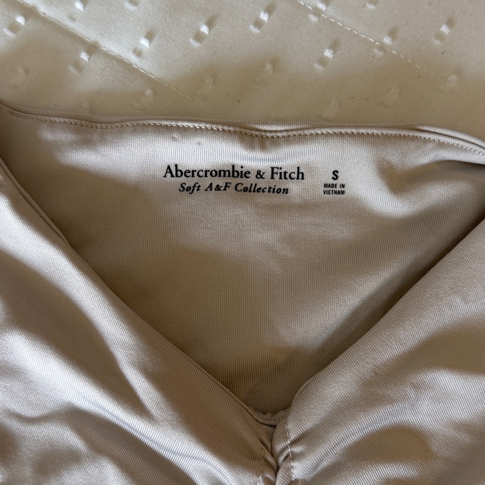 Abercrombie & Fitch Ruched Sleeveless Tank Top in Light Cream - Picture 3 of 6
